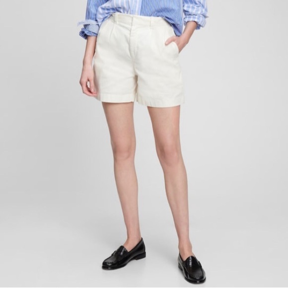 NWT! New Off White High Rise Pleated Khaki Shorts with Washwell - Size 10🩵 - Picture 2 of 4